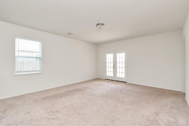 Building Photo - 718 Crystal Lakes Dr
