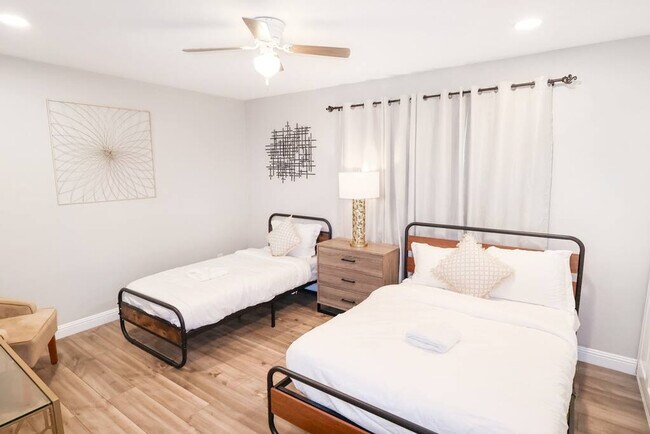 Building Photo - 1063-67 Gillespie Dr