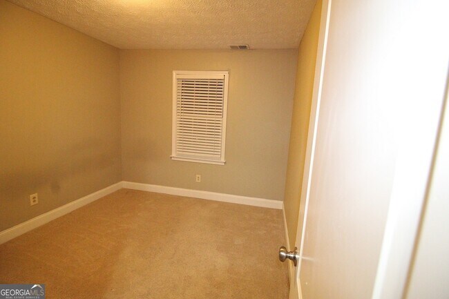 Building Photo - 888 Chartley Dr SW