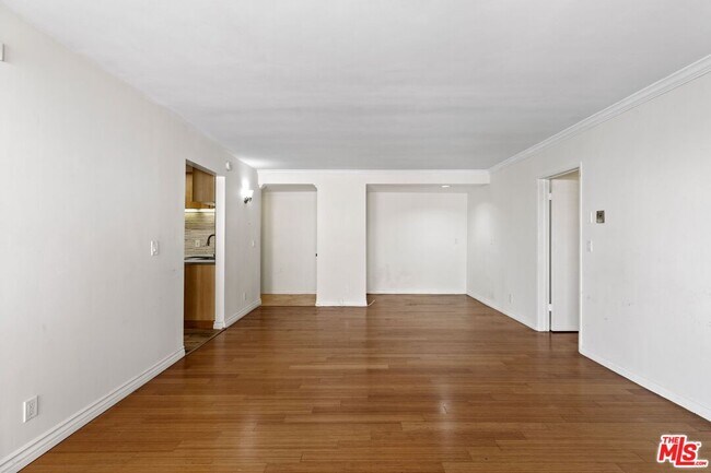 Building Photo - 1033 6th St