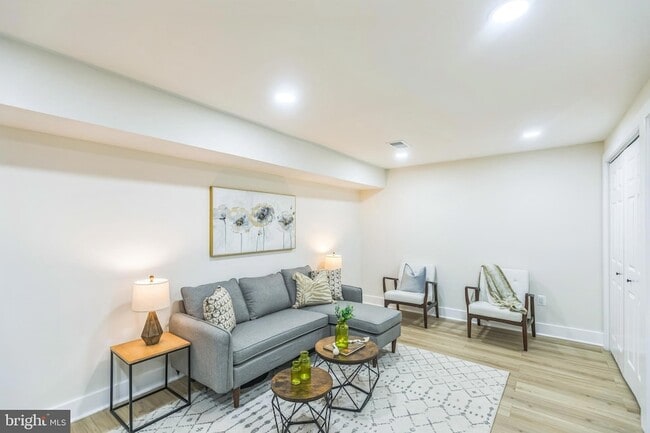 Building Photo - 1129 8th St NE