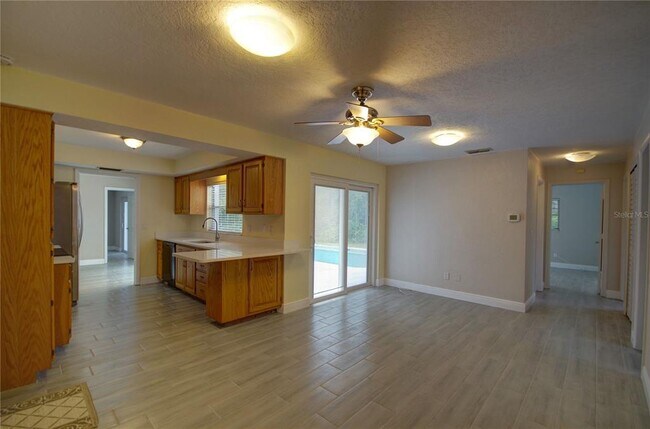 Building Photo - 904 Wellington Dr