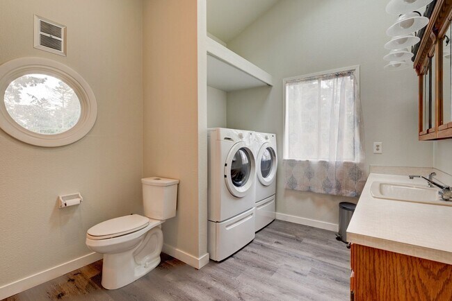 Building Photo - 3 Bedroom Condo on West Beach Bluffs **$500 off the first months rent**