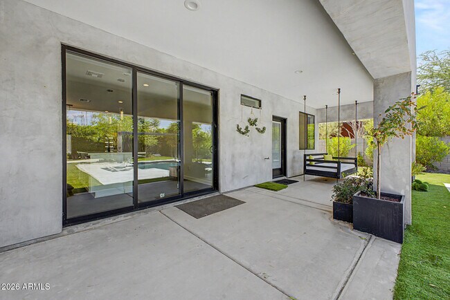 Building Photo - 2312 E Curnow Dr