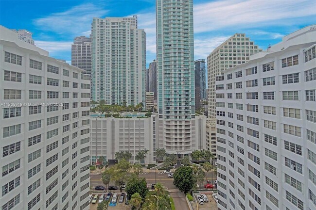 Building Photo - 905 Brickell Bay Dr