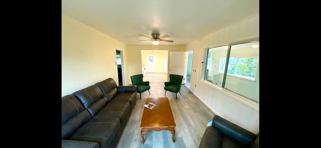 Building Photo - 620 Meadow Ln