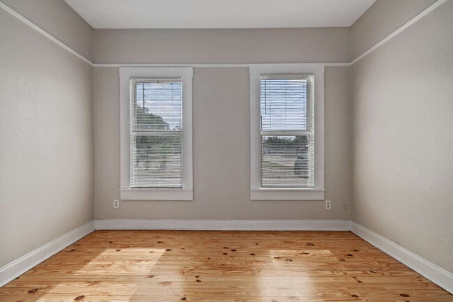 Building Photo - "Charming 2-Bedroom Bungalow in Tampa's Vibrant Heart – Cozy 796 Sq Ft Retreat!"