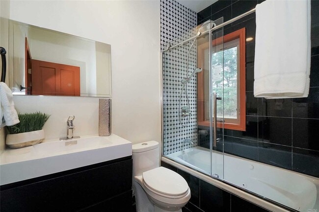 Building Photo - 242 Store Hill Rd