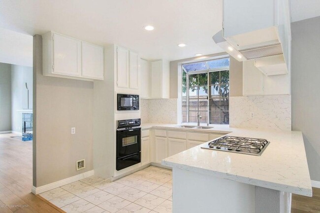 Building Photo - Spacious renovated townhouse in Arcadia fo...