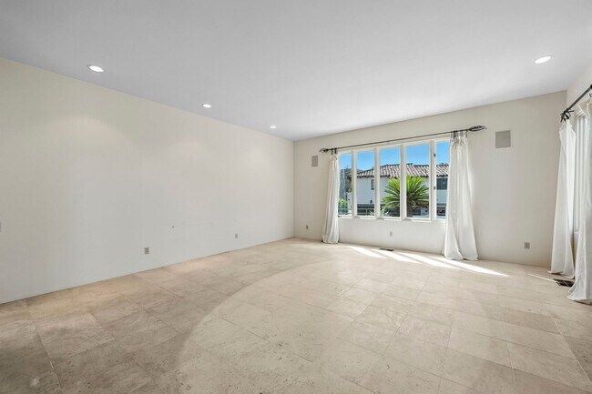 Building Photo - Gorgeous 3 Bed/3 Ba Home Tucked Away in th...