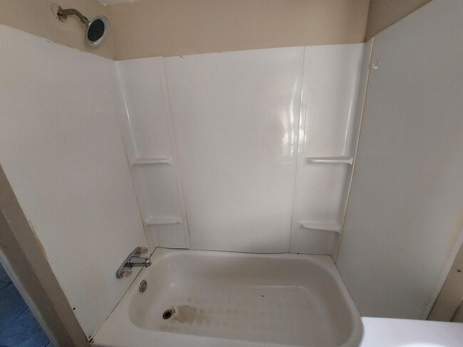 Building Photo - 119 E Woods Ct