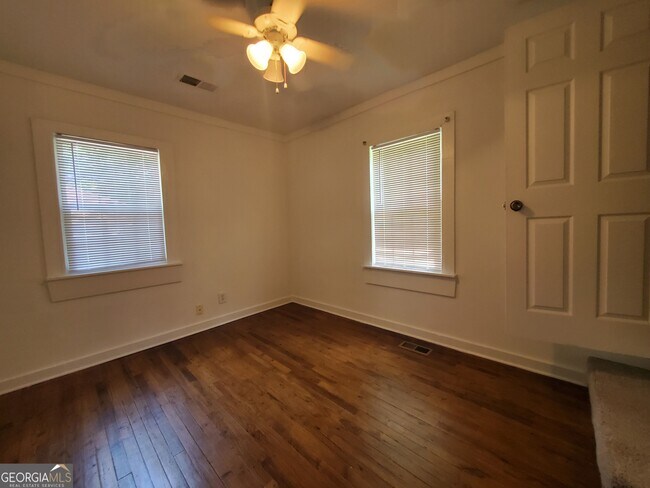 Building Photo - 2577 Eastwood Dr