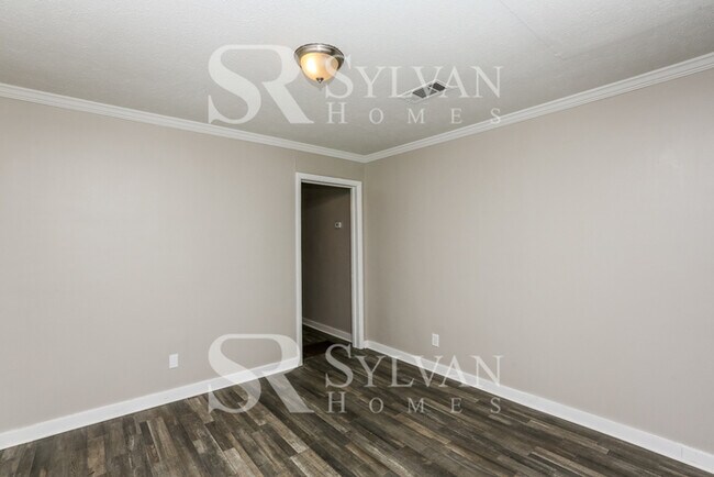 Building Photo - This 3 bedroom, 2 bathroom home on approxi...