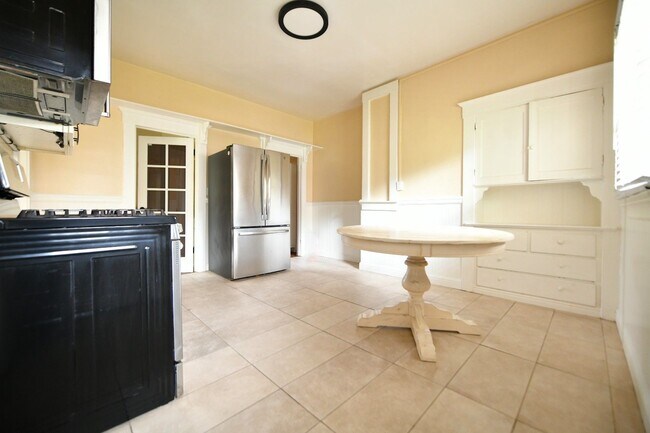 Building Photo - 1p716 - 3055-3061 Adeline Street