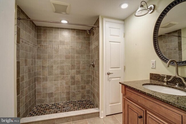 Building Photo - 71 Amity Dr