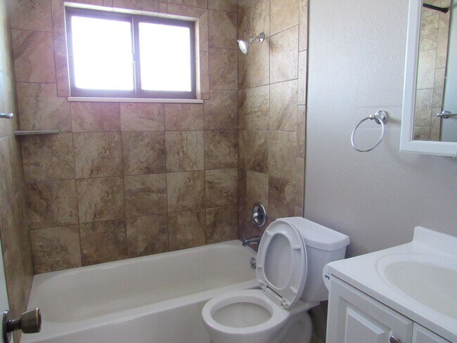 Building Photo - Centrally Located 2 Bedroom w/ Central Air