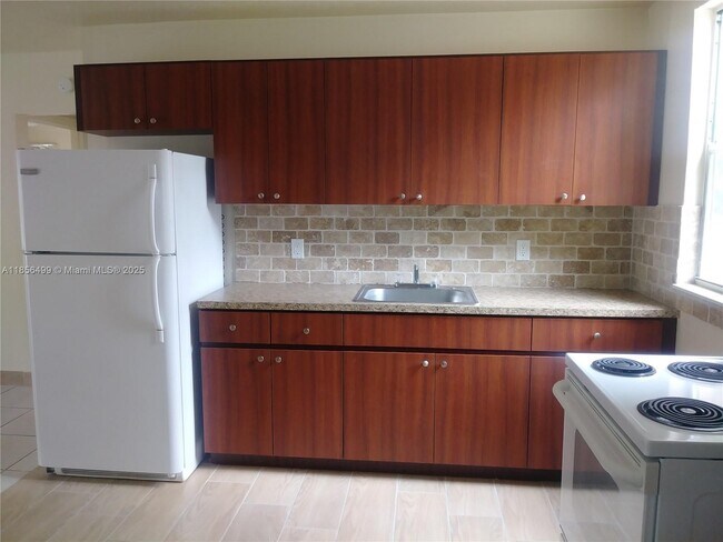 Building Photo - 1541 NE 131st Ln