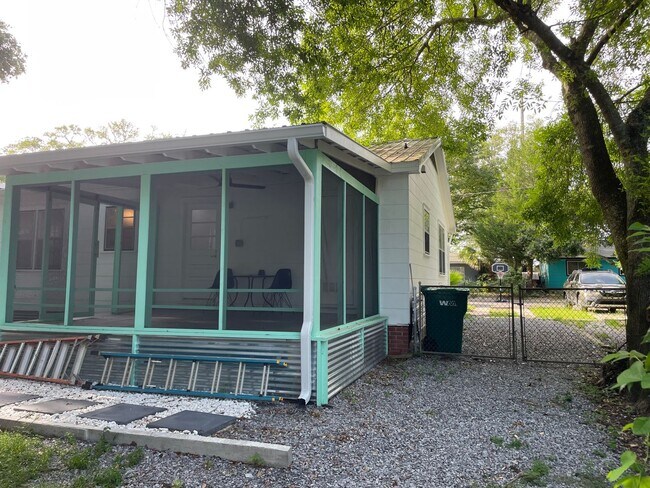 Building Photo - 2/1 Beach Bungalow in Biloxi