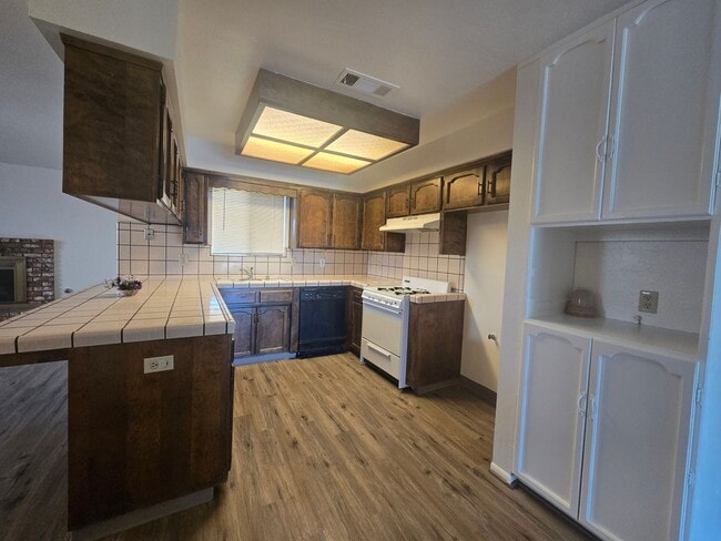 Building Photo - 3 BR 2 BA Available Now
