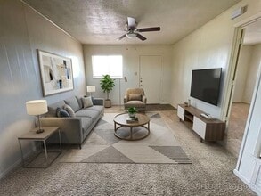 Building Photo - 807 W Hallmark Ave