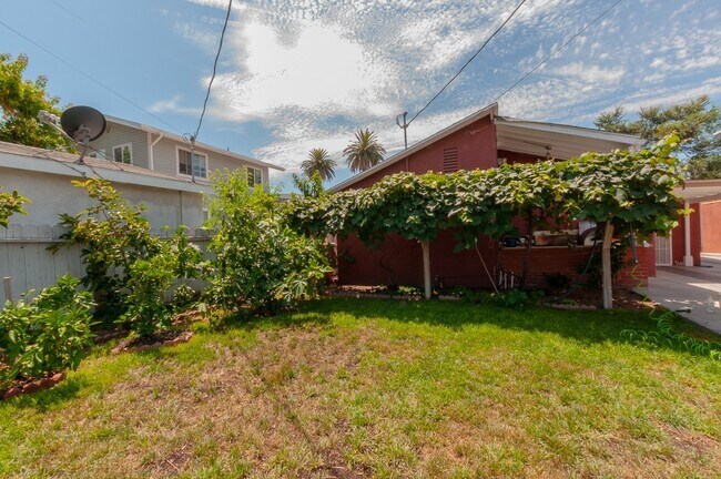 Building Photo - Beautiful 3 bedroom 2 bath with Central AC
