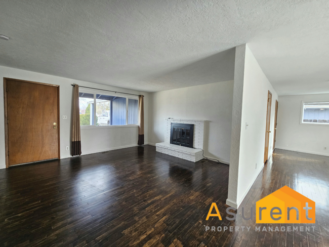 Building Photo - Newly Remodeled 3 Bedroom- 2 Full Bathroom...