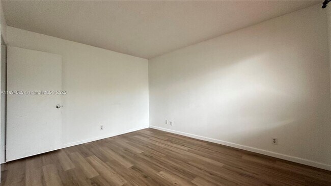 Building Photo - 413 Lakeview Dr