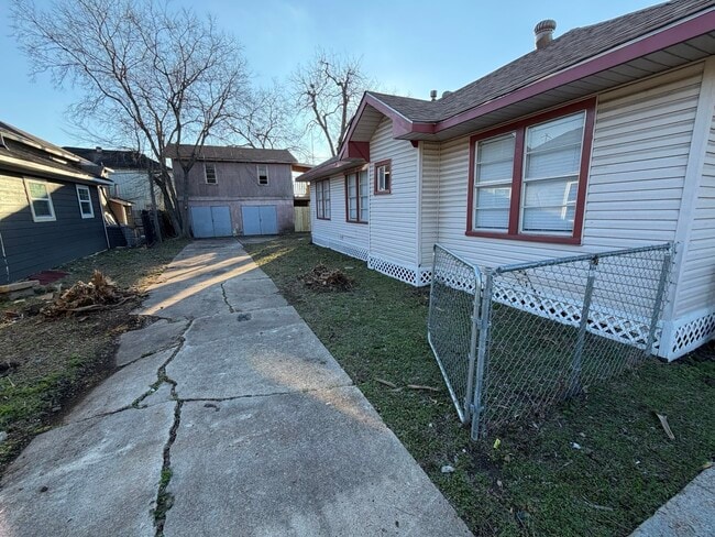 Building Photo - 1554 Scharpe St