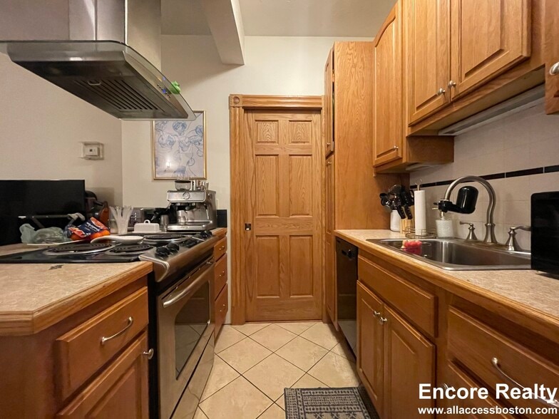 Building Photo - 66 Pinckney St