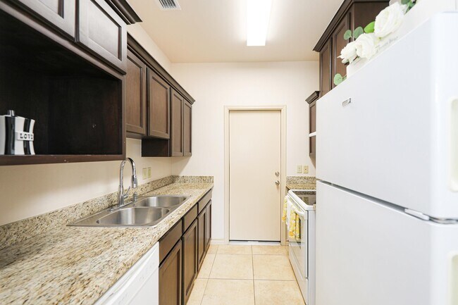 Building Photo - 10510 Sandia Dr