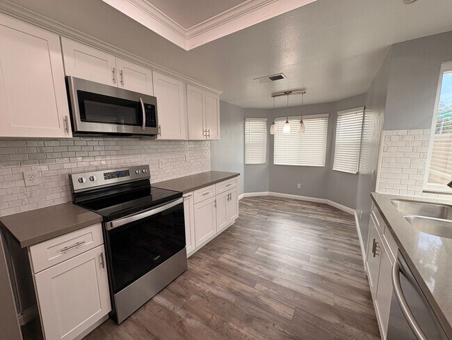 Building Photo - 3 Bed, 2.5 Bath in Ontario!
