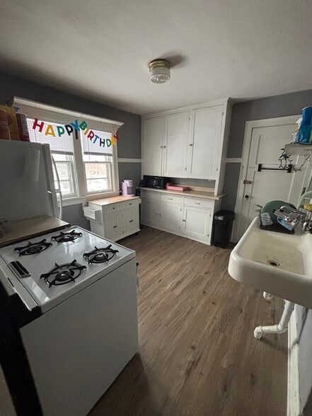 Building Photo - 3076 N Bartlett Ave