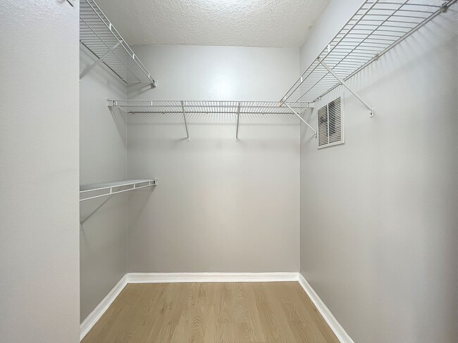 Building Photo - Clubside Pointe