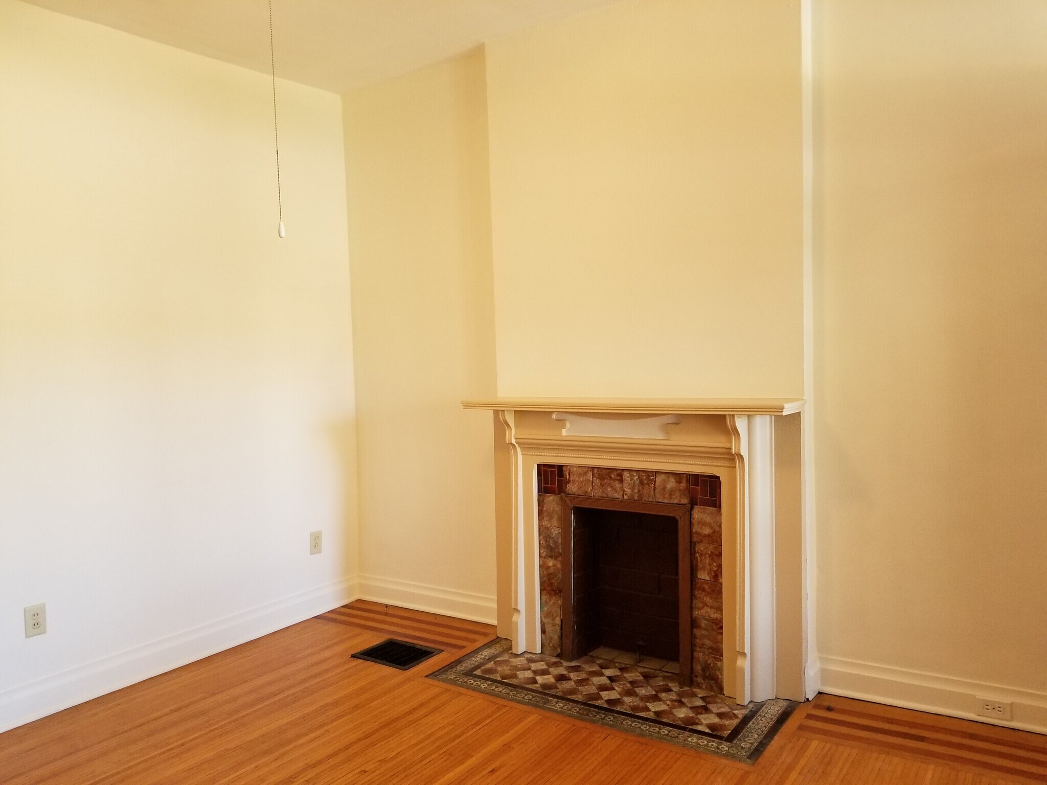 Living Room - 137 W Hubbard Ave