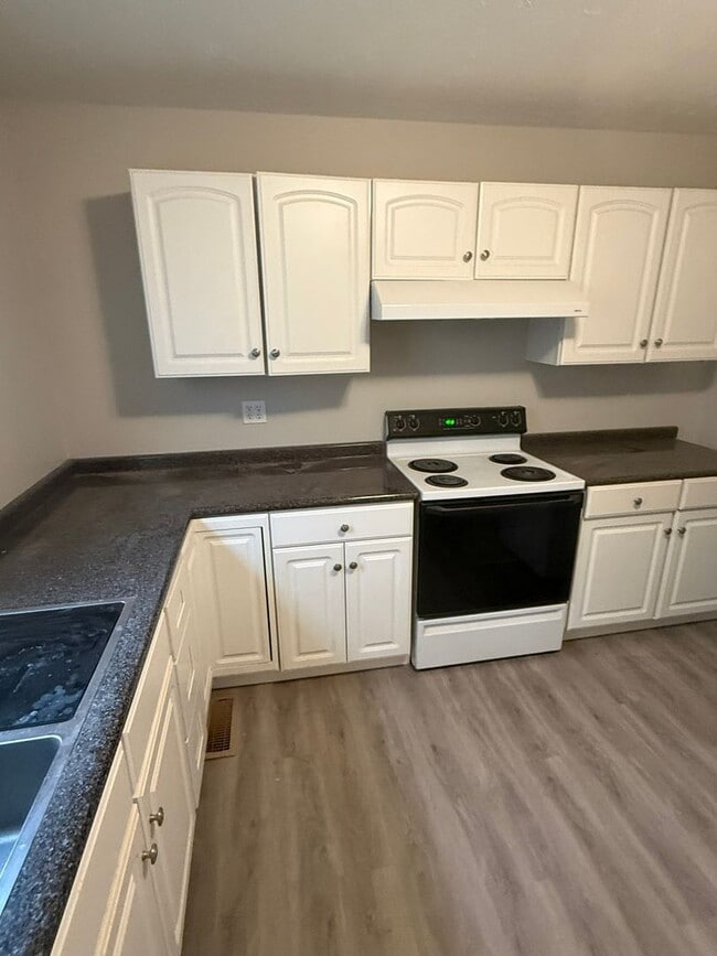 Building Photo - NEW RENTAL!  $1500 per month, Charming 3 bedroom, 1 bath House with fenced backyard! Heart of Sou...