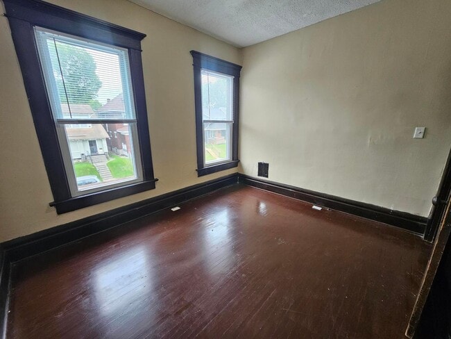 Building Photo - 831 Linwood Ave