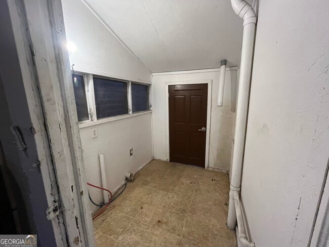 Building Photo - 910 Truitt Ave