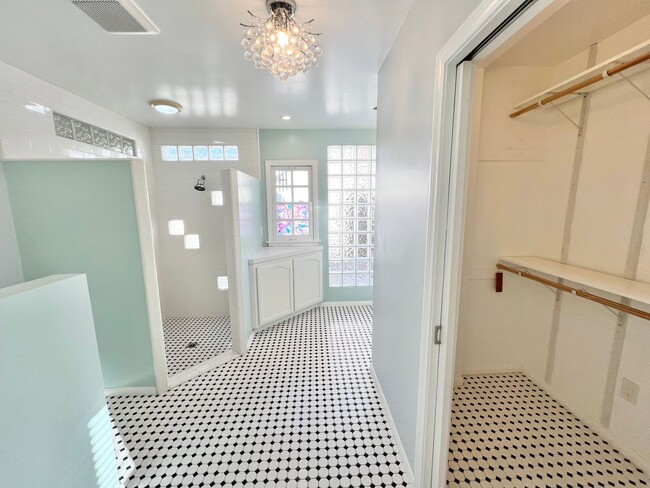 Building Photo - Charming Bixby Knolls Corner Home with Yard, Cabana, & A/C