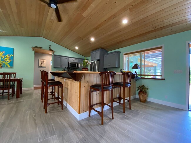 Building Photo - 3-Bed, 2-Bath Custom Furnished Home-Turn K...