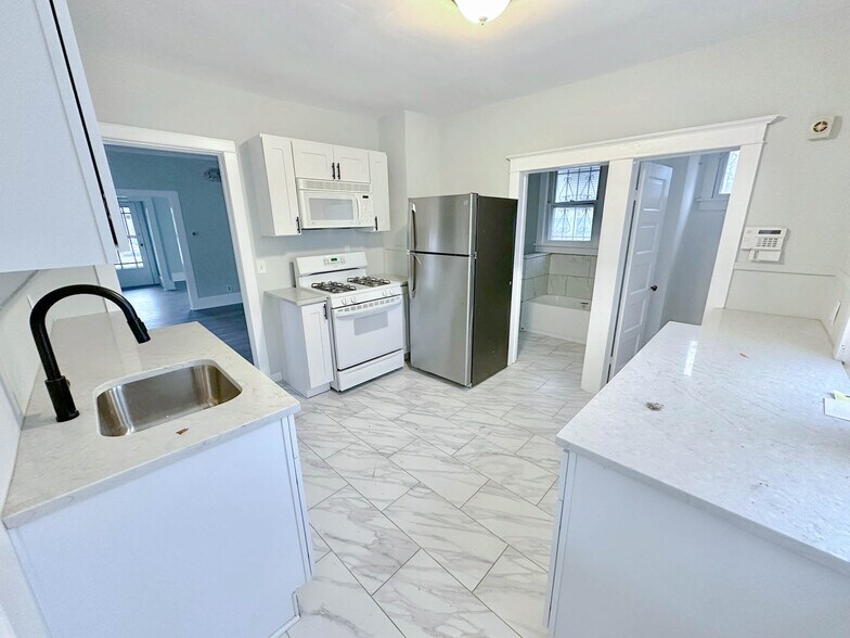 Building Photo - 420 W Chestnut Ave