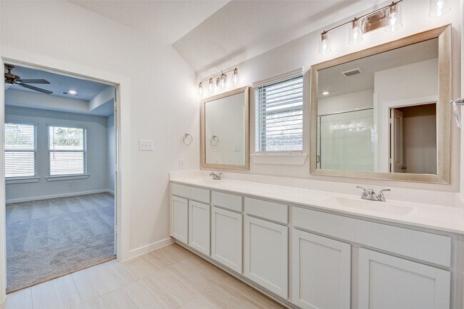 Building Photo - 31119 Myers Hvn Ln