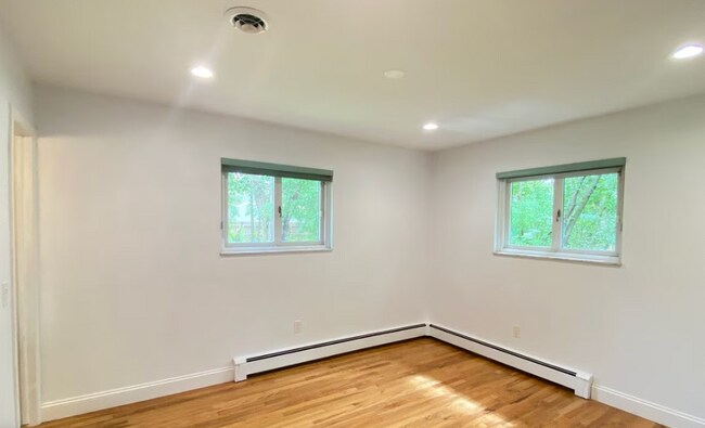 Building Photo - 2727 Oakdale Dr