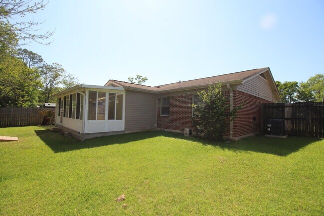 Building Photo - Great 4BR/2BA Home Near PSC Westside & NAS...