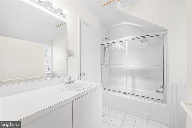 Building Photo - 4838 Drummond Ave