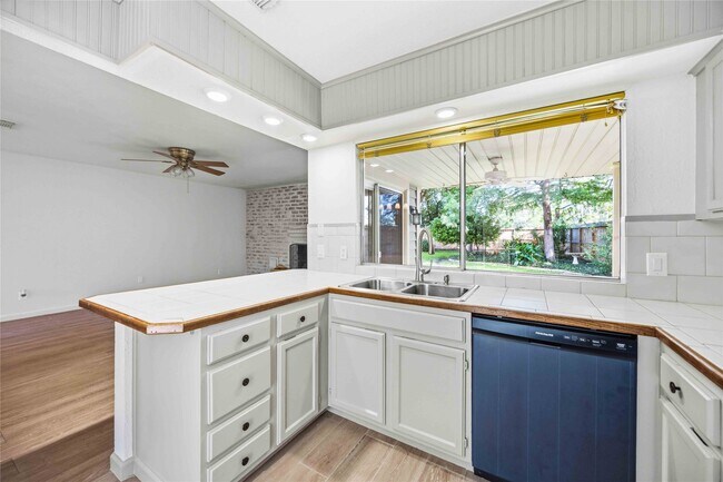 Building Photo - 16202 Mill Point Dr