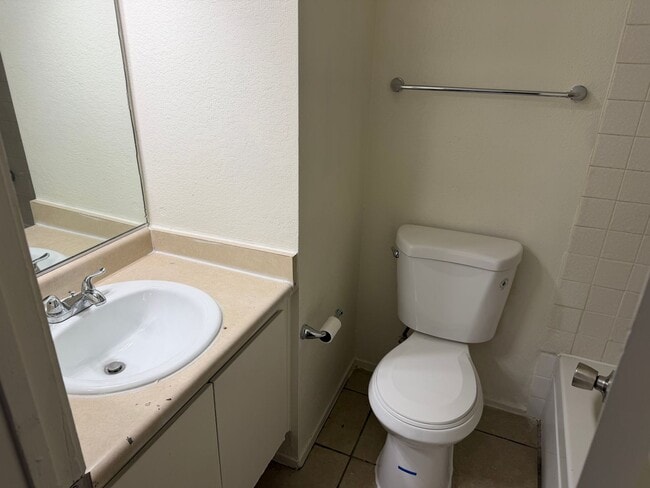 Building Photo - 3 Bedroom 1.5 Bathroom Townhouse