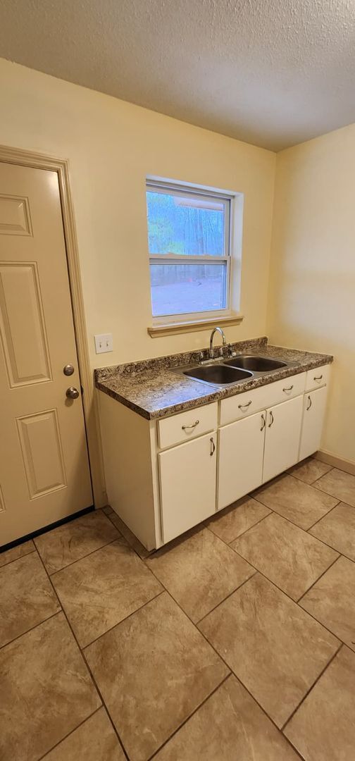 Building Photo - 134 Ash St