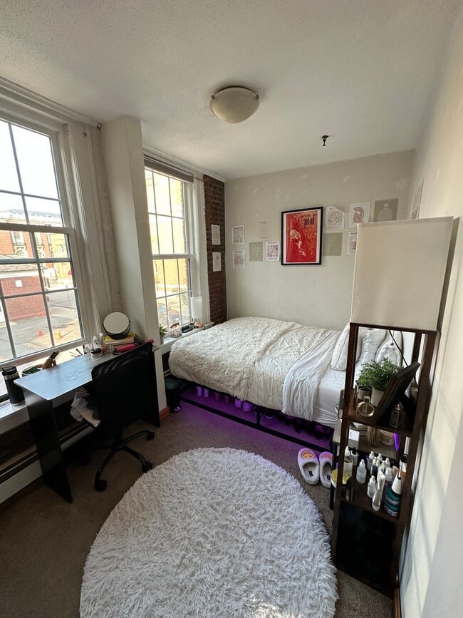Building Photo - Stunning 2-bedroom, 1-bathroom apartment i...