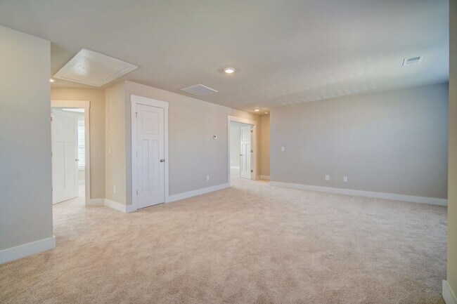 Building Photo - Gorgeous 4 BR, 3BA, Home with Loft, and 2 ...