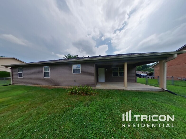 Building Photo - 534 Louise Dr